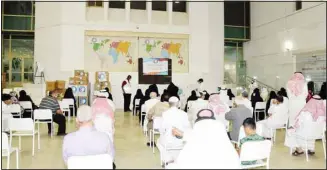  ??  ?? Kuwait Red Crescent Society distribute­s Eid Al-Adha coupons to needy families inside the country.