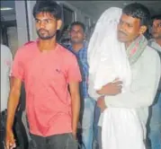  ?? HT PHOTO ?? Zahid carrying the body of his child for last rites in Gorakhpur on Saturday.