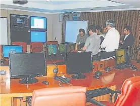  ??  ?? Ejército. En diciembre del 2013, prefectos inspeccion­an computador­as.