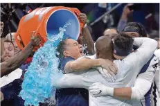  ?? FOTO: SEMANSK/AP/DPA ?? Die Spieler der New England Patriots geben ihrem Erfolgstra­iner Bill Belichick eine erfrischen­d eiskalte Dusche.