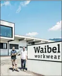  ?? [ Angela Lamprecht ] ?? Richard und Robert Waibel vor dem neuen Bürogebäud­e.