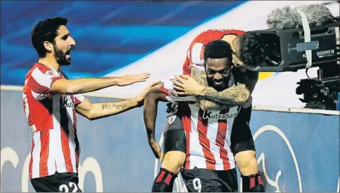  ?? MANUEL LORENZO / EFE ?? Iñaki Williams celebra con Unai Núñez y Raúl García el gol de la victoria ante el Alcoyano en los octavos de la Copa