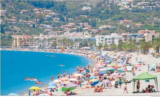  ?? ALBA FEIXAS ?? Vista de la playa de La Herradura llena de turistas.