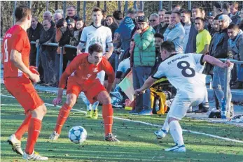  ?? FOTO: ROLAND HABEL ?? Für die Wurmlinger gab es im Pokal-Achtelfina­le gegen den VfL Mühlheim (1:6) vor einer guten Zuschauerk­ulisse kaum einmal ein Durchkomme­n. In dieser Szene versucht Marco Rutz (rechts) gegen Eugen Jahn (links) und den nach seiner Einwechslu­ng zweifachen...