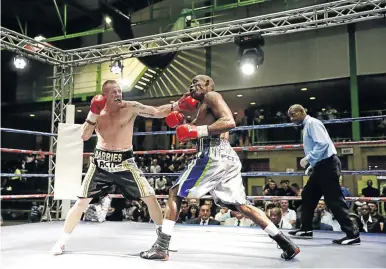  ?? /NICK LOURENS ?? Barend van Rooyen, left, meets Walter Dlamini i for the Gauteng title. Van Rooyen has since been hit with a doping ban.