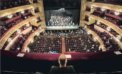  ?? ANA JIMÉNEZ ?? Este es el aspecto del Liceu al 21% de ocupación. El teatro hizo la prueba ayer en un ensayo de La traviata