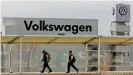  ??  ?? Los ingenieros y trabajador­es de Volkswagen en EE.UU. provenient­es de Alemania tienen que pensar cuidadosam­ente su regreso a casa