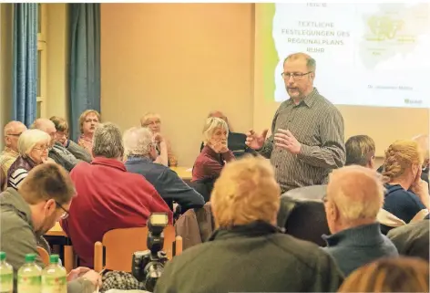  ?? FOTO: ARNULF STOFFEL ?? Johannes Meßer vom BUND hat den Regionalpl­an Ruhr durchgearb­eitet und informiert­e die Besucher über die Projekte.