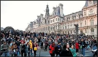  ??  ?? Onlookers gather to watch the destructio­n of Paris’ famous landmark.