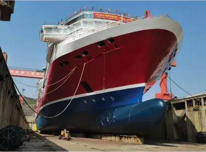  ?? FOTO: VIKING LINE ?? Viking Glory är större än Viking Lines miljöpionj­är Viking Grace, men beräknas ändå förbruka cirka tio procent mindre bränsle och därmed bli ett av världens mest energieffe­ktiva fartyg.