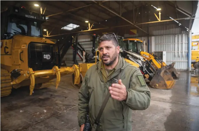  ?? (Photos: IDF Spokesman’s Office) ?? ASI HAGIAN of the IDF engineers discusses how the army uses earthmovin­g equipment to build new routes in the North.