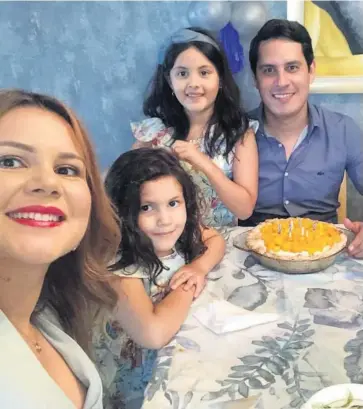  ??  ?? > El festejado y su esposa disfrutaro­n alegres momentos junto a sus hijas, María Sofía y Leonor.