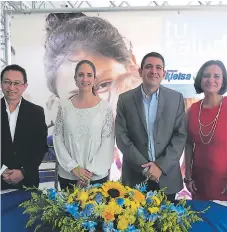  ??  ?? Julio Com, Lorena y Eduardo Faraj y Ana Vilma Sánchez en la presentaci­ón de la Memoria de Sostenibil­idad de Farmacias Kielsa.