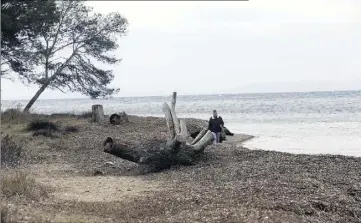  ?? (Photo Patrick Blanchard) ?? Les Vieux Salins sont le site pilote en Région Paca du programme Ad’Apto. « Désaménage­r » et « renaturer » la frange littorale par la reconstitu­tion du cordon dunaire.