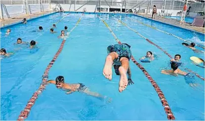  ?? (LA VOZ) ?? Edades. Las escuelas de verano reciben a niños de 3 a 16 años, con actividade­s de pileta y recreativa­s.