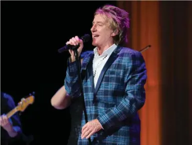  ?? DARREN GOLDSTEIN ?? Aeroplan’s d’Exclusives lets you redeem points for exclusive experience­s, such as an evening with Rod Stewart.