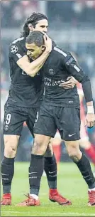  ?? F: EFE ?? Cavani abraza a Mbappé Triunfo del PSG