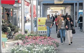  ?? ARXIU ?? La Porschestr­asse –per a vianants– es el carrer comercial més important de Wolfsburg