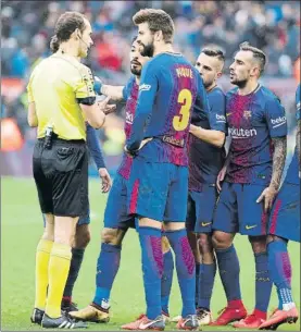  ?? FOTO: PEP MORATA ?? Protestas Los jugadores del Barça rodean a Melero López al final del partido