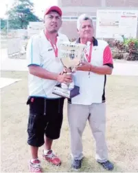 ?? ?? Con su papá, don Alejo Ramírez, alzando la copa de campeones de la Pandilla en la Copa Mazatlán.