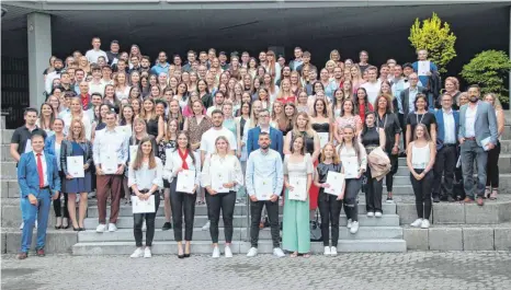  ?? FOTO: KAUFMÄNNIS­CHEN SCHULE AALEN ?? 313 Absolvente­n feiern ihren Berufsschu­labschluss an der Kaufmännis­chen Schule Aalen.