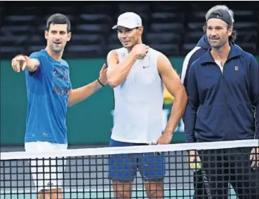  ??  ?? Novak Djokovic y Rafa Nadal compartier­on el sábado entrenamie­nto en París. Carlos Moyá, junto a ellos.