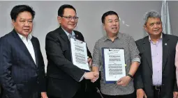  ??  ?? CEZA GOES ONLINE — Cagayan Economic Zone Authority (CEZA) Administra­tor and CEO Raul L. Lambino (second from left) shows the Memorandum of Understand­ing (MOU) he signed with Converge Informatio­n and Communicat­ions Technology Solutions, Inc. President...