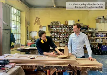  ??  ?? Arta, ébéniste, et Régis Marc dans l’atelier de la menuiserie Authentiqu­e Bois.