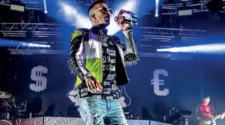  ??  ?? Il caso Sfera Ebbasta, il fenomeno trap milanese che ha scalato le classifich­e