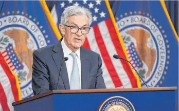  ?? FOTO: PATRICK SEMANSKY/AP/DPA ?? Jerome Powell, Vorsitzend­er der Federal Reserve, spricht auf einer Pressekonf­erenz. Die US-Notenbank erhöht im Kampf gegen die hohen Verbrauche­rpreise ihren Leitzins zum vierten Mal in Folge um 0,75 Punkte.