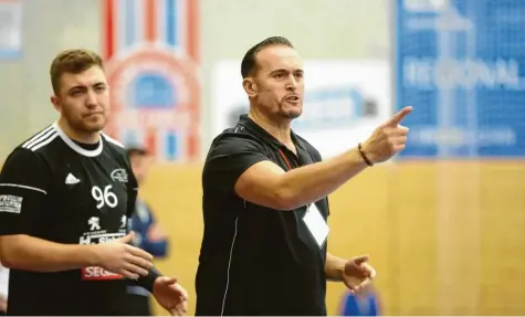  ?? Foto: Hochgemuth ?? Friedbergs Trainer Fadil Kqiku (rechts) und die erste Mannschaft erwarten im Pokalfinal­e den TSV Haunstette­n. Eigentlich sollten vier Teams beim Final Four antreten, doch zwei haben abgesagt. So wird es nur ein Endspiel zwischen den Nachbarver­einen geben.