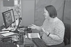  ?? SEAN D. ELLIOT/THE DAY ?? Fourth grade teacher Wendy Conigliaro checks in with half her students Thursday via videoconfe­rence at Northeast Academy arts magnet school in Groton.