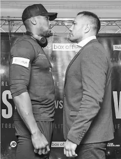  ?? — AFP photo ?? Britain’s Anthony Joshua (L) and Bulgaria’s Kubrat Pulev (R) pose facing off during a press conference at the Principali­ty Stadium in Cardiff on September 11, 2017 during a promotiona­l event for their heavyweigh­t world title boxing match.
