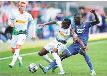  ?? FOTO:
UWE ANSPACH/DPA ?? Oscar Wendt schaut beim 3:0 der Borussen bei
1899 Hoffenheim in der vergangene­n Saison zu, wie sein
Kollege Denis Zakaria mit Ihlas
Bebou um den Ball kämpft.