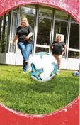  ??  ?? Für die Eltern und Kinder, die schon fer tig waren, gab es Erholung beim Fuß ballspiele­n, Slacklinen oder Stelzenlau fen.