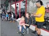  ?? ?? Hairdresse­r Vincent Nathan shaves the 13-year dreadlocks off Jess Olsen, pictured here with her 3-year-old daughter, Moana.