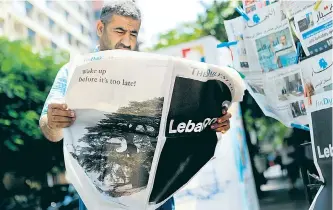  ??  ?? Die libanesisc­he Tageszeitu­ng „The Daily Star“versuchte es am Donnerstag mit einem Weckruf: „Wacht auf, bevor es zu spät ist.“Am Freitag gab es Anzeichen dafür, dass die Politik den Appell erhört.