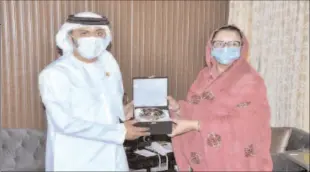  ??  ?? ISLAMBAAD
Federal Minister for Defence Production, Ms. Zobaida Jalal presents souvenir to Ambassador of UAE, Mr. Hamad Obaid Ibrahim Salam Al-Zaabi during a meeting at Minister’s Enclave. -APP