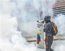  ?? LUIS ROBAYO / AFP ?? Confrontos de rua têm gás lacrimogên­eo e coquetéis molotov