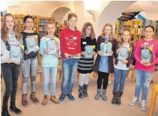  ?? FOTO: GABRIELE LOGES ?? Alles zweite Sieger und eine erste Siegerin beim Kreisentsc­heid des Vorlesewet­tbewerbs: Pia Zirn, Lena Weinert, Paulina Knaus, Timo Jaszinski, Alexandra Melis, Romy Kempter, Larissa Halmer und Luca-Mara Schmid (von links).