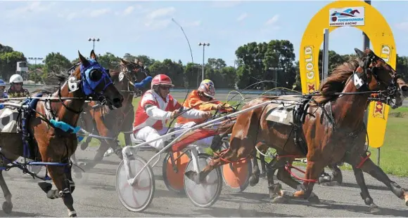  ?? Photo: Dave Noonan ?? CRACKING PACE: Harness racing at Clifford Park Paceway in December 2012 which turned out to be codes’ final meeting at the track before disappeari­ng from Toowoomba.