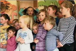  ??  ?? Zur Einweihung führten die Kinder ein kleines Programm auf, sie sangen ein Lied und sagten ein Gedicht auf. Foto: Sabine Spitzer