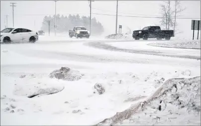  ?? ERIC MCCARTHY/JOURNAL PIONEER ?? Vehicles travel through the Bloomfield Corner roundabout shortly after 2:30 p.m. Thursday as road conditions and visibility deteriorat­e with the arrival of the first storm of 2018.