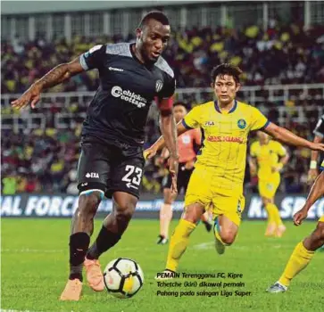  ??  ?? PEMAIN Terengganu FC, Kipre Tchetche (kiri) dikawal pemain Pahang pada saingan Liga Super.