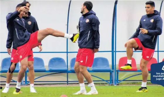  ?? ESTEBAN VALVERDE ?? Johnny Acosta (derecha) junto a Marco Ureña (centro) y Óscar Duarte (izquierda) en el complejo deportivo Olimpiyets.