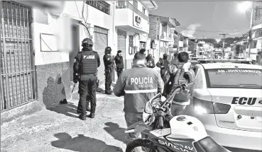  ?? Cortesía ?? La Policía Nacional efectuó un operativo en el sector Barrial Blanco contra el expendio de sustancias ilícitas. /