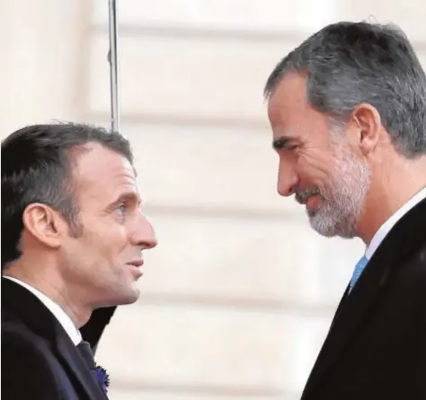  ?? EFE ?? Emmanuel Macron da la bienvenida a Felipe VI a las puertas del palacio del Elíseo