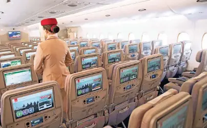  ?? FOTO: KLAUS-DIETMAR GABBERT ?? In der Economy-Klasse müssen sich Passagiere meist mit weniger Beinfreihe­it begnügen. Bei Emirates (im Bild) sind es zwischen 81 und 84 Zentimeter.