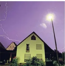  ?? FOTO: MARCUS FÜHRER/TMN ?? Dramatisch­e Situation: Wer sein Haus außen und innen nicht ausreichen­d vor Blitzeinsc­hlägen schützt, muss bei einem Gewitter mit großen Schäden rechnen.