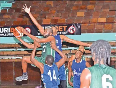  ??  ?? Gideon Wielingen van De Schakel probeert tussen tal van De Arendspele­rs een basket te maken.
(Foto: Rakesh Parag)